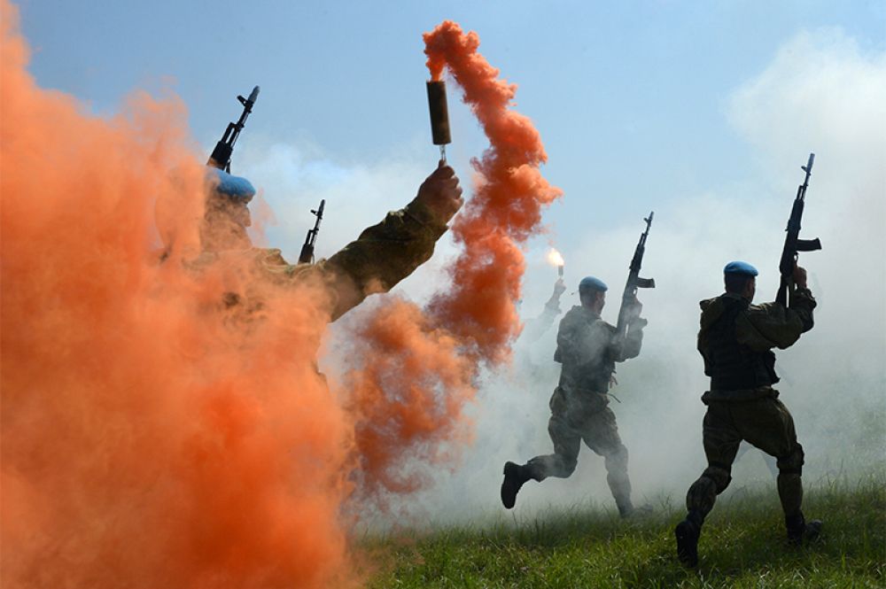 Военнослужащие Воздушно-десантных войск во время показательных выступлений на праздновании Дня ВДВ в 83-й отдельной гвардейской десантно-штурмовой бригаде в городе Уссурийске.