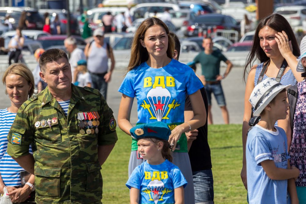 Многие десантники пришли со своими семьями.