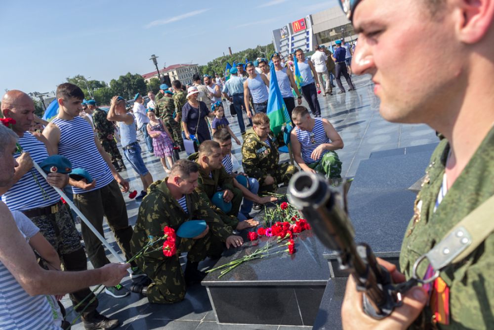 После парка Горького "голубые береты" направились в Парк Победы, где также возложили цветы к Вечному огню.