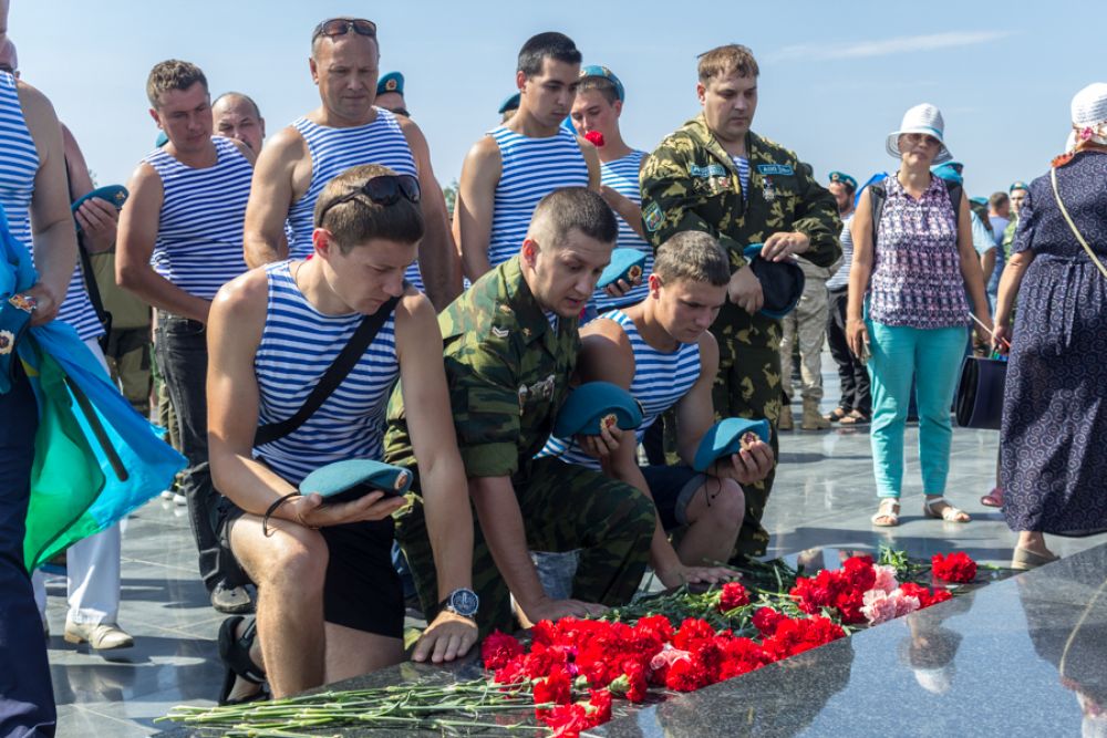 Возложение цветов к могиле афганца-десантника.
