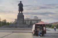 В Красноярске Ленин стоит в кепке, а в Кемерове, как известно, без.