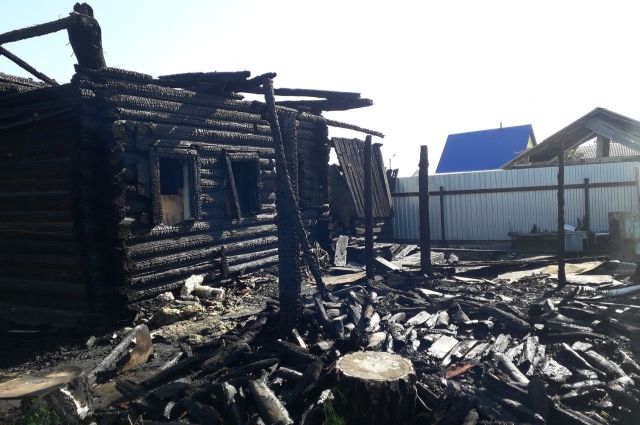 Пожар в тюменском селе Онохино оставил без дома многодетную семью