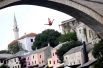 Мужчина прыгает со Старого моста во время 452-го традиционного соревнования по дайвингу в Мостаре, Босния и Герцеговина.