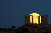 Лунное затмение у Храма Посейдона в Афинах, Греция.