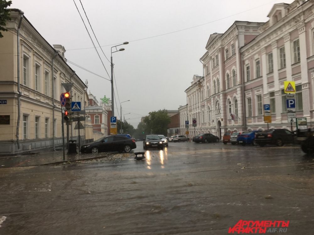 Крышки урн разбросало по проезжей части.