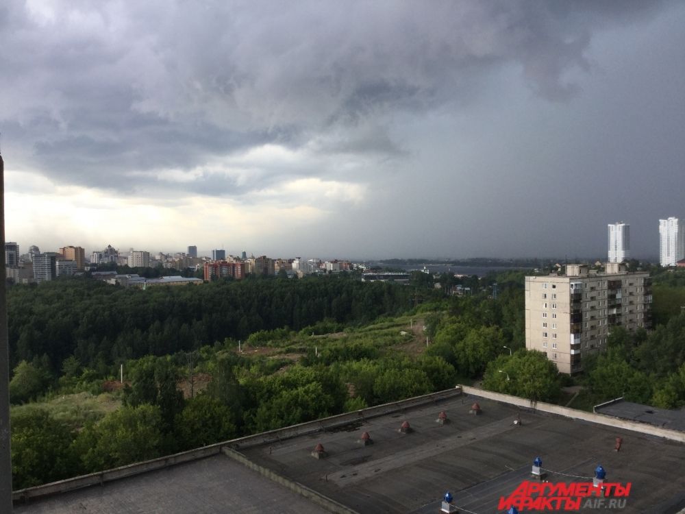 За несколько минут до начала урагана небо стало тёмным.