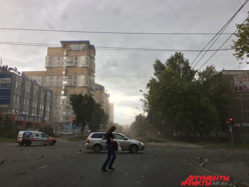 В центре Перми сносило деревья и дорожные знаки.