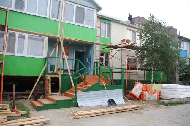 В Салехарде капремонт деревянных домов закончат к концу лета