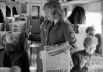 Проводница предлагает пассажирам свежие газеты в вагоне скоростного экспресса «ЭР-200» «Москва – Ленинград». 1984 год.