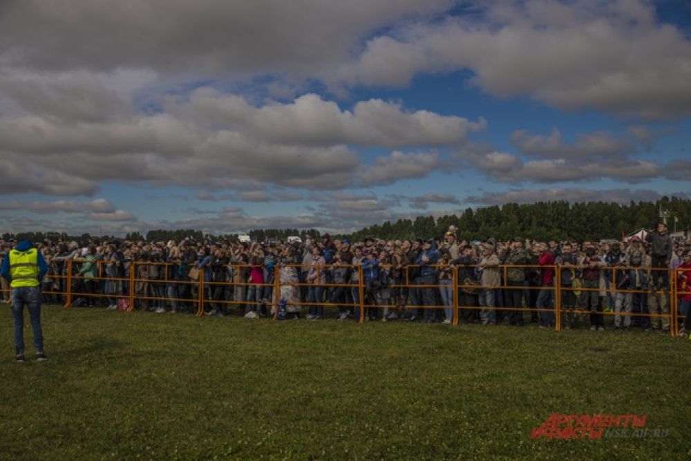 С самого утра на аэродроме Мочище собрались тысячи новосибирцев и гостей города.