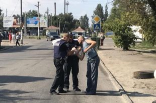 В Днепре несколько мужчин ради забавы дали приятелю в руки гранату без чеки