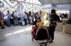 Туристы покидают остров Ломбок после землетрясения, международный аэропорт Ломбок.