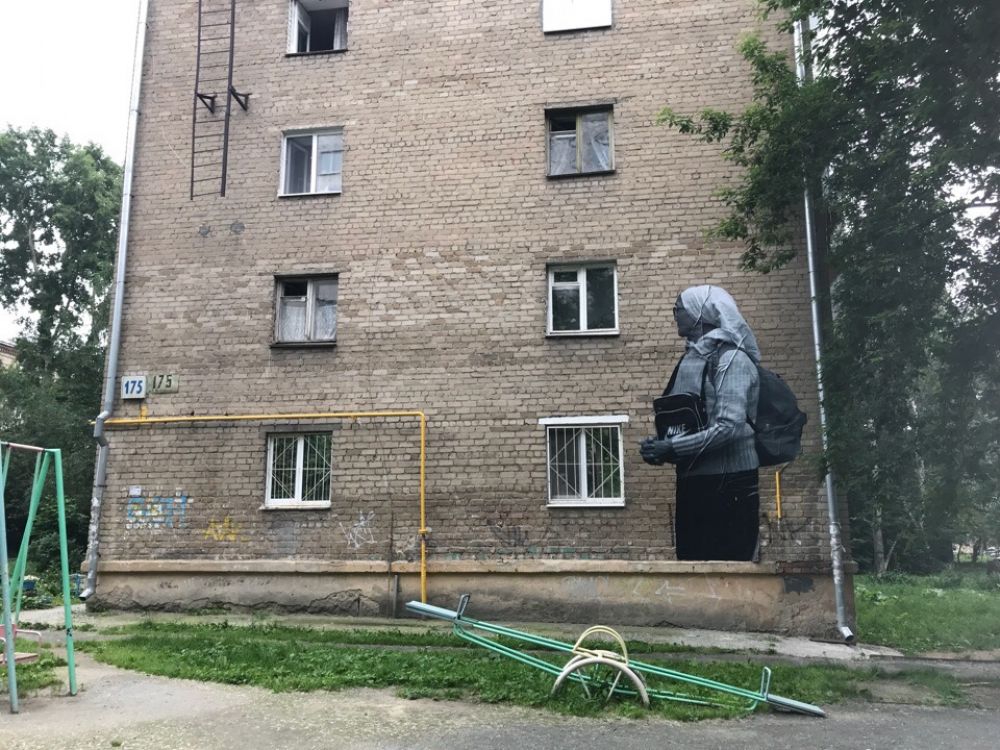 «Маленькие люди». Екатеринбург, ул. Сони Морозовой, 175. Автор: Иван Симонов.