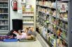 Покупатели отдыхают в продуктовом магазине в жаркий день в Хельсинки, Финляндия. 