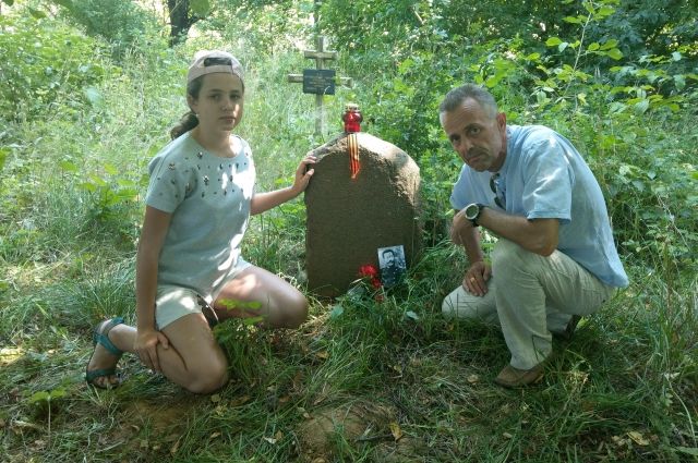 Владимир Косатых с дочерью на могиле предка.