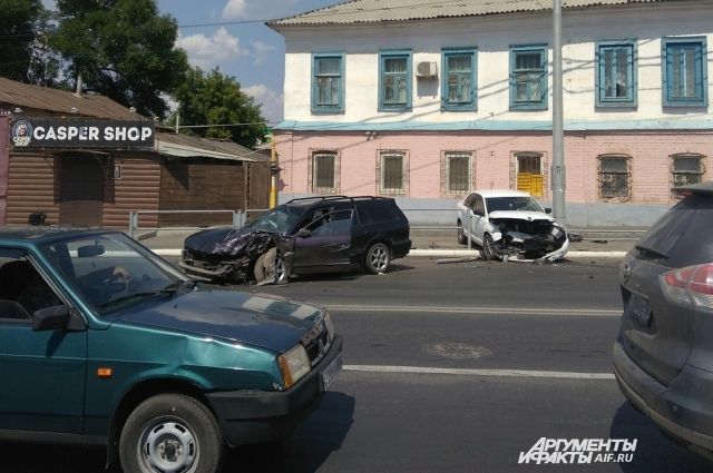 В центре Оренбурга  после столкновения иномарку отбросило на пешехода.