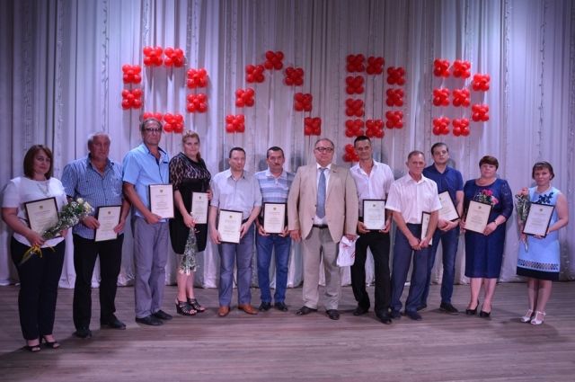 Работники Локомотиворемонтного завода принимали поздравления и награды за труд.