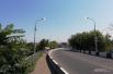 Пешеходам, добирающимся в Краснодар из пригорода, оставили возможность свободного прохода через Яблоновский мост. Его длина – около 800 метров. Учитывая, что уже с утра солнце жарило под + 40, удовольствие не для каждого.