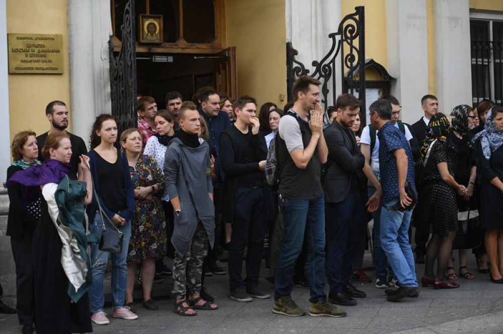 Люди у храма Космы и Дамиана в Москве после отпевания журналиста Александра Расторгуева.