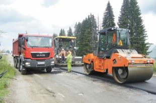 В Упрдоре говорят, что при сохранении сегодняшних темпов выполнения работ автомобили пойдут по мосту через Сюзьву уже в первой декаде сентября.