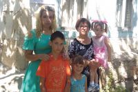 Наталья Фисенко с детьми возле старого дома.