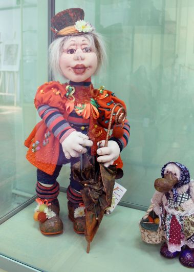 В экспозиции представлено более ста кукол из России, Франции, Германии, Англии, США, Китая, Японии, Польши, Италии. 