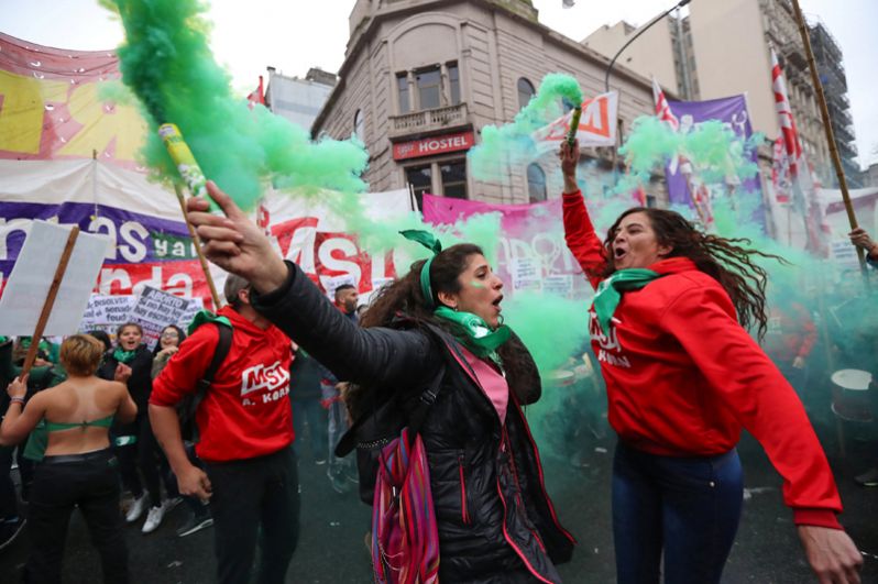 Участницы митинга в поддержку законопроекта, легализующего аборты, в Буэнос-Айресе.