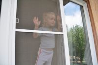 Москитные сетки на окнах не выдерживают веса ребёнка.