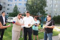Комиссия во главе с Игорем Ляховым (в центре) проверила качество работ.