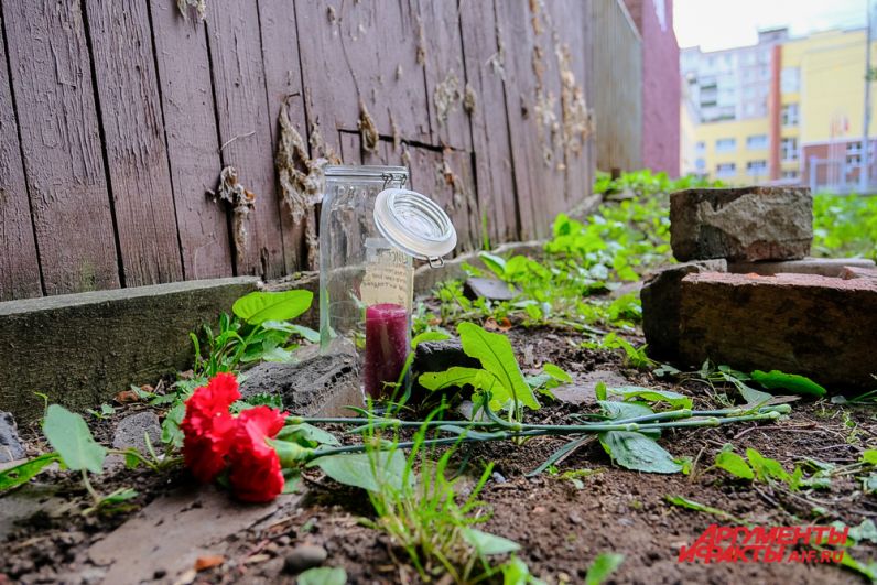 К портрету Шевчука в память об Александре Жунёве пермяки несут цветы и свечи.