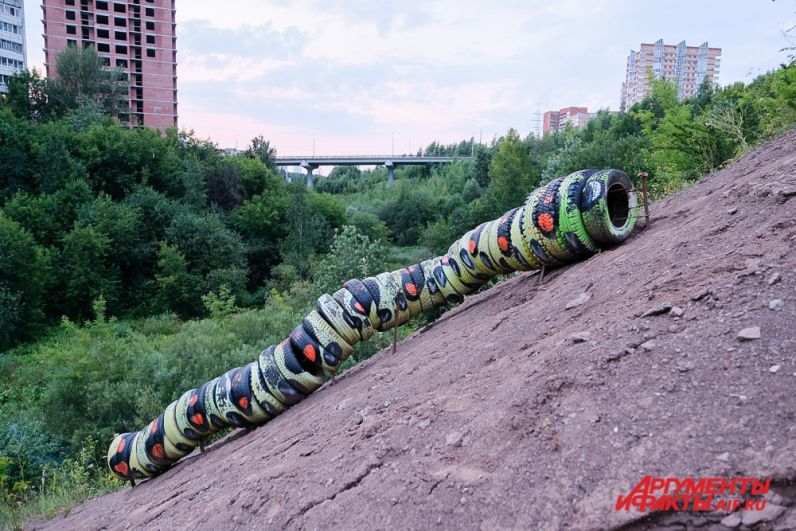 В долине реки Егошиха - арт-проект «Гусеница» из покрышек, собранных в логу. 