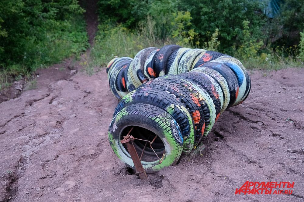 В долине реки Егошиха - арт-проект «Гусеница» из покрышек, собранных в логу.