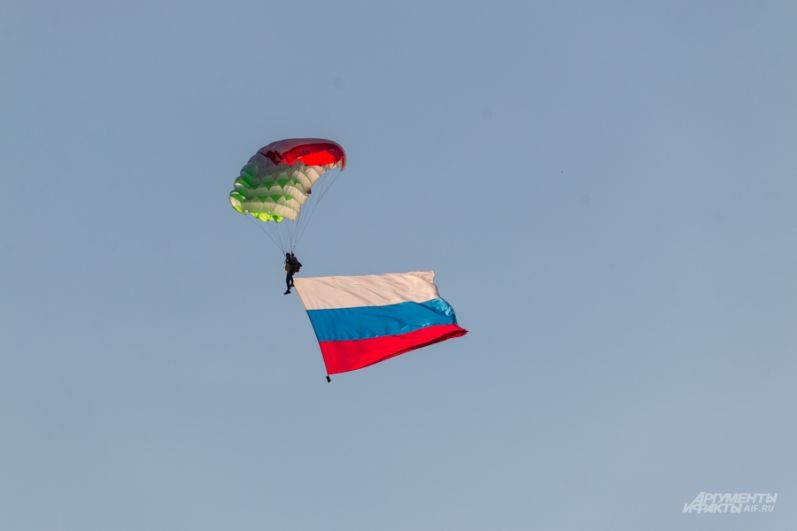 Лучшие парашютисты России исполнили прыжки на точность приземления.