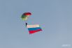 Лучшие парашютисты России исполнили прыжки на точность приземления.