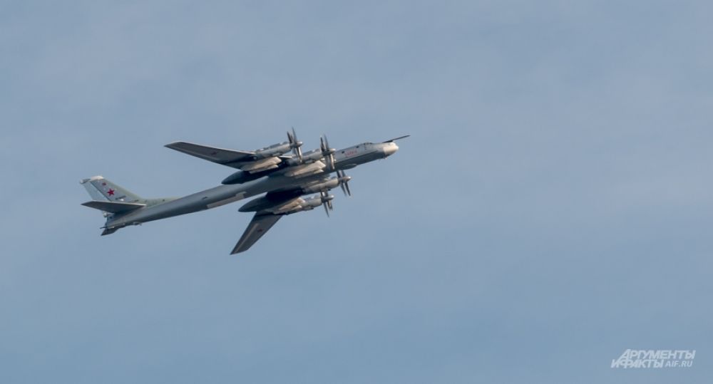Ту-95 - самый скоростной в мире самолёт с турбовинтовым двигателями. Состоит на вооружении с 50-х годов.