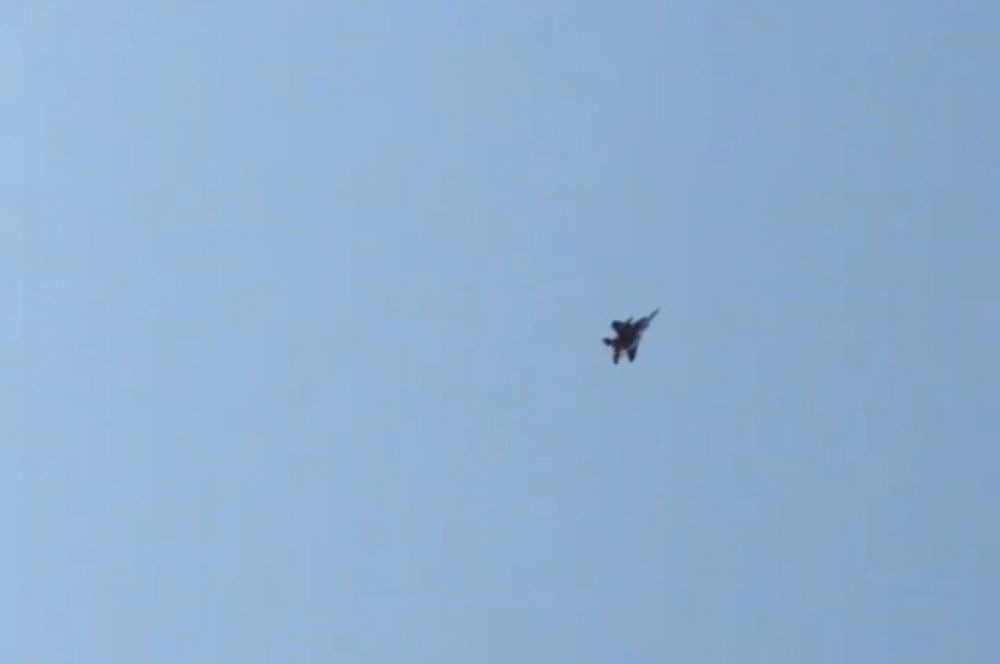 Истребитель F-15, отправленный на перехват самолёта.