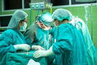 В Тюмени врачи прооперировали пациентку с двумя злокачественными опухолями