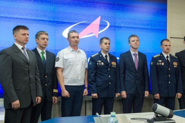 Олег Платонов (на фото - в центре, в форме) может стать первым россиянином, ступившим на поверхность Луны.