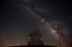 Ночное небе над обсерваторией на горе Гелмос во время метеорного потока Персеиды у города Калаврита в Греции.