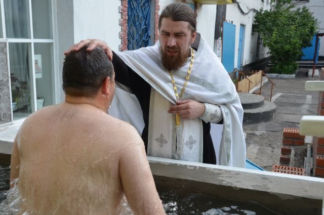В ИК-5 крестят полным погружением