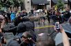 Полицейские используют перцовый аэрозоль для разгона демонстрантов в Вашингтоне.