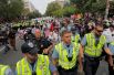 Сторонники правых активистов в сопровождении полиции на «Митинге объединенных правых» в Вашингтоне.