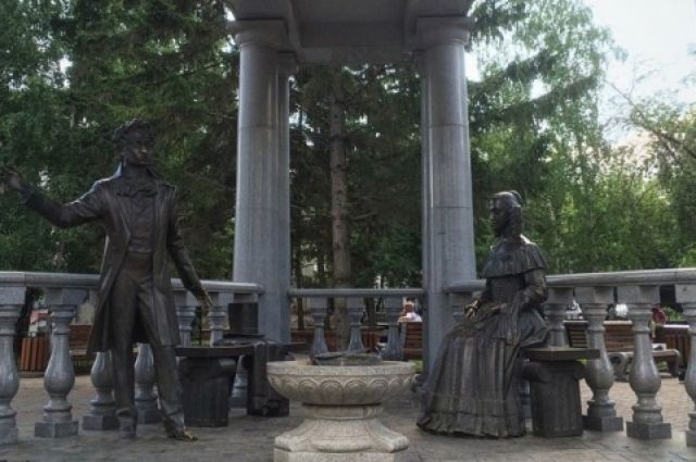 Сквер за памятником Пушкину и Гончаровой станет еще удобнее и красивее
