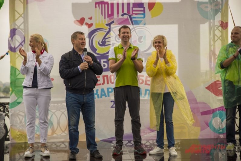 Перед ответственным стартом горожан с праздником поздравили мэр Новосибирска Анатолий Локоть, управляющий головного отделения Сбербанка России в Новосибирске Игорь Безматерных, и другие.