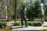 Памятник А. Вампилову в Иркутске.