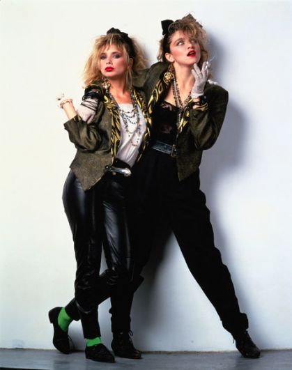 Первый концертный тур Мадонны вызвал «мадонноманию»: американские девочки массово одевались в стиле ее героини из фильма «Отчаянно ищу Сьюзен» (1985).