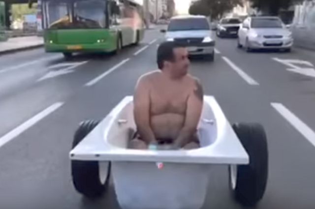 Тюменец, прокатившийся в полуголом виде в ванне, попал на «Первый канал»