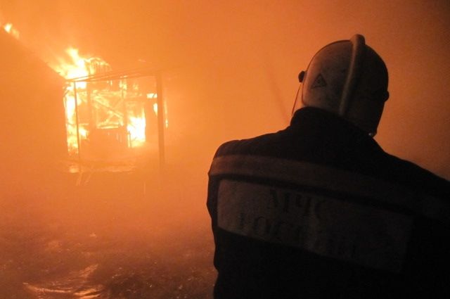 В Оренбурге загоревшийся дом на ул. Октябрьской тушили 22 пожарных.