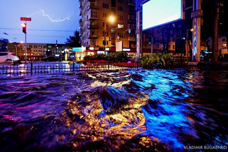 Кстати, власти города ничему не научились и в прошлый раз. Так как, вопреки заявлениям, ливневки оказались все равно забиты мусором и не могли пропускать воду и на дорогах кое-где бурлили фонтаны.