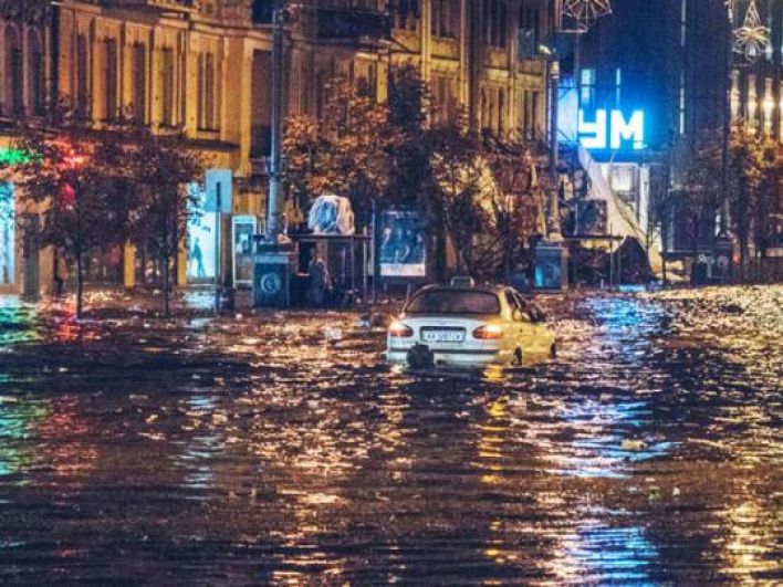 А это - Крещатик, который начало заливать около трех ночи. Водители разворачивались, пытаясь выехать с главной улицы города, но отдельные смельчаки пытались пересечь улицу и застревали прямо посреди дороги.